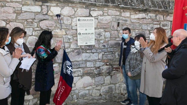 Lo svelamento della targa ad Assisi alla presenza del vescovo Sorrentino