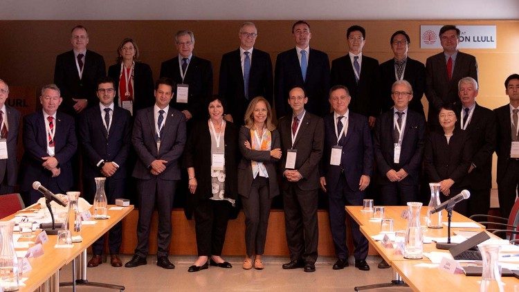 Rettori e presidenti delle otto università aderenti alla rete Sacru, con il segretario generale, all'incontro di lancio, ospitato a Barcellona dallUniversitat Ramon Llull