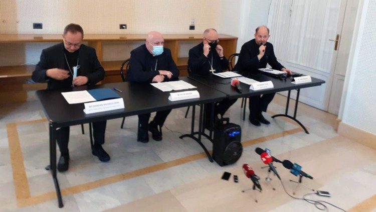 Kolejna grupa polskich biskupów przygotowuje się do spotkania z Papieżem