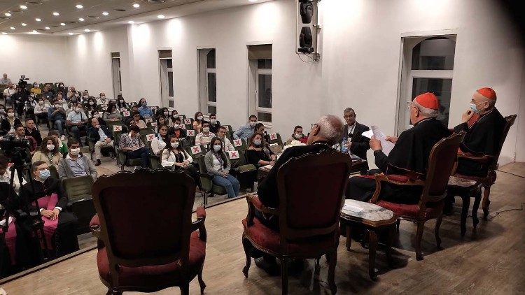 La rencontre du cardinal Leonardo Sandri avec les jeunes. 