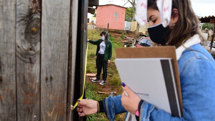 Des membres du groupe "Architecture pour ceux qui en ont le plus besoin", sur le terrain à Passo Fundo au Brésil 
