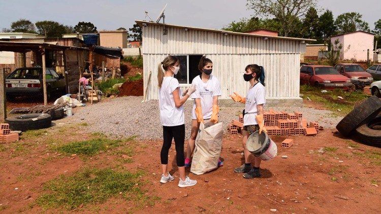 Des membres du groupe "Architecture pour ceux qui en ont le plus besoin", à Passo Fundo au Brésil 