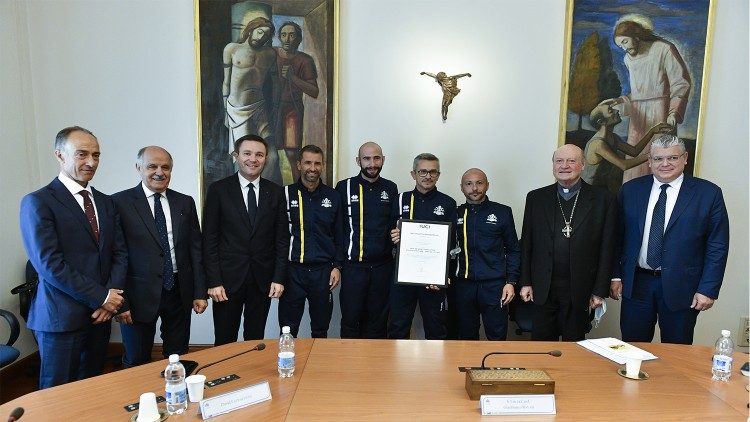Il cardinale Ravasi con i vertici dell'Uci. Al centro l'attestato dell'ingresso dell'Athletica Vaticana nell'Uci 