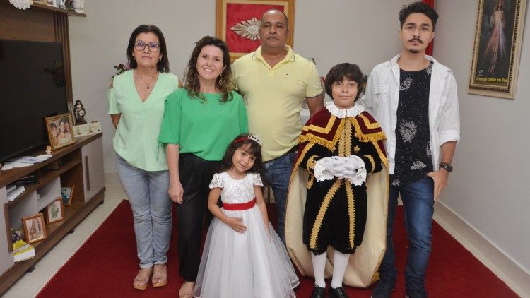 Albert com os pais e amigos