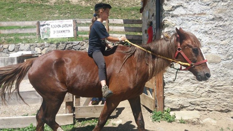 Fiammetta Melis a caballo en la montaña
