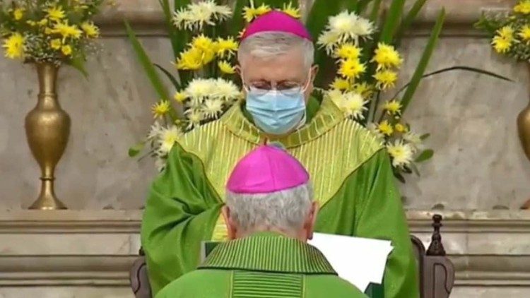 Dom Leonardo Steiner recebe o Pálio das mãos do núncio apostólico dom Giambattista Diquattro.