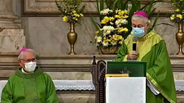 Dom Leonardo recebe o Pálio