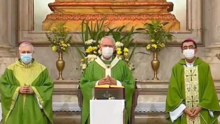 Dom Leonardo recebe o Pálio