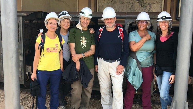 I partecipanti al cammino davanti alla Galleria Henry di Buggerru