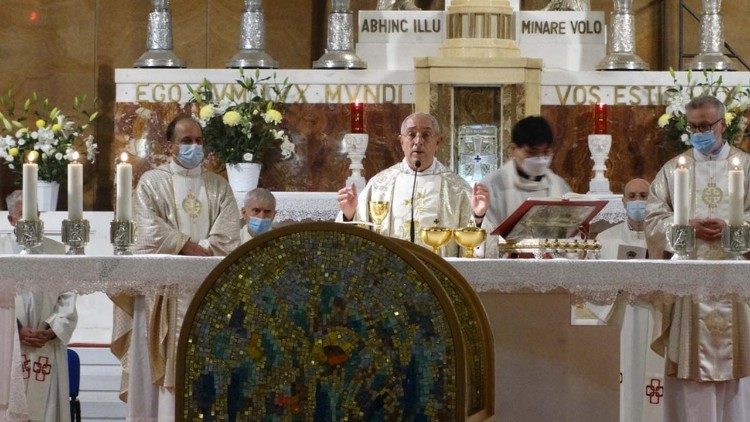 Cardinal de Donatis during the Eucharistic Prayer