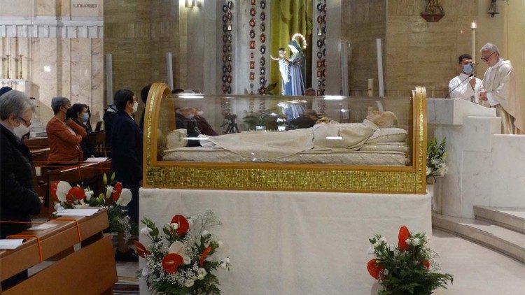 L’urna con il corpo del Beato Alberione nella chiesa superiore di Santa Maria Regina degli Apostoli (1-11-2021)