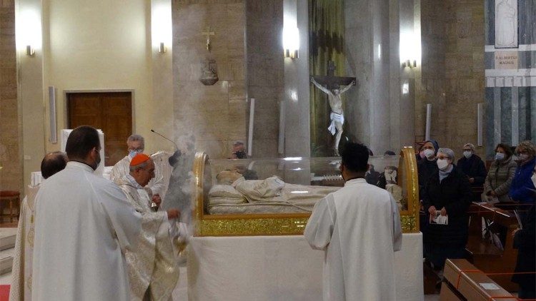 Cardinal Angelo de Donatis, Cardinal Vicar of Rome, incenses the reliquary