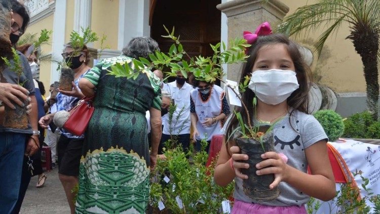 Fiéis receberam mudas de árvores 