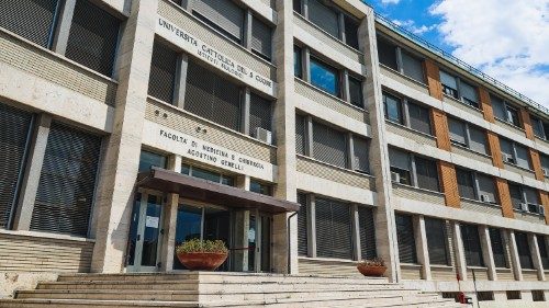 Università Cattolica: dall’abbraccio con Giovanni XXIII a quello con Francesco