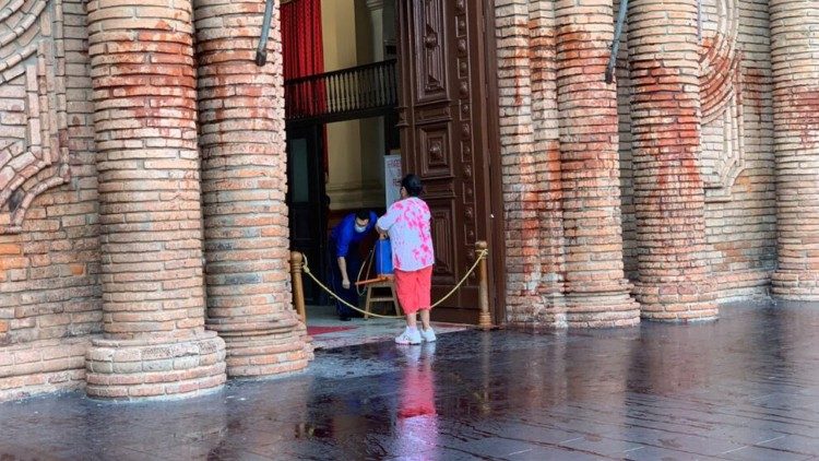 Actos vandálicos contra la Basilica Menor de San Lorenzo Mártir en Santa Cruz de la Sierra, Bolivia