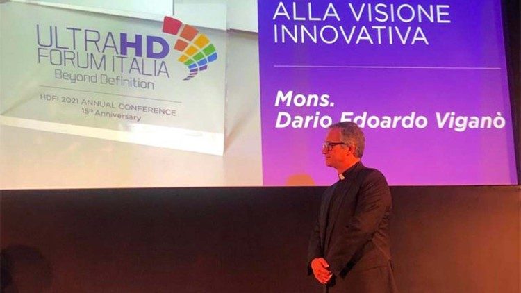 Il premio assegnato a monsignor Viganò