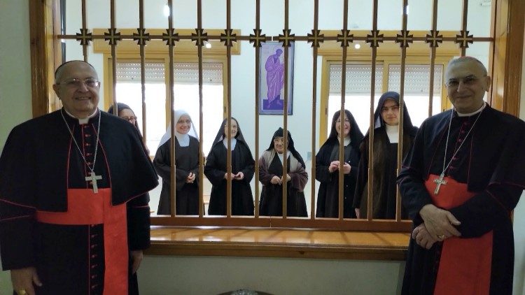 Il cardinale Sandri con il nunzio a Damasco, il cardinale Zenari, tra le monache carmelitane di Aleppo