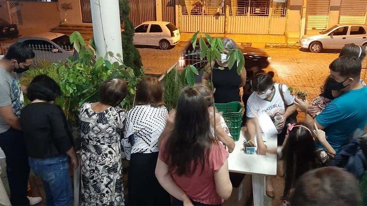 Fiéis recebem as mudas
