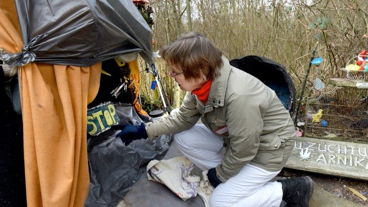 Sr. Maria Goetzens unterwegs auf der Straße
