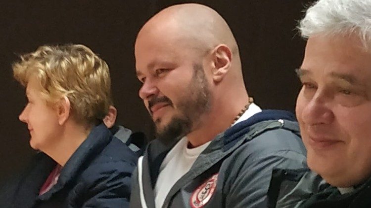 Adam insieme al cardinale Krajewski