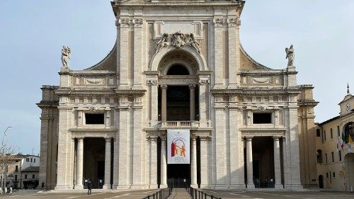 La gratitudine dei poveri per la carezza di Francesco ad Assisi