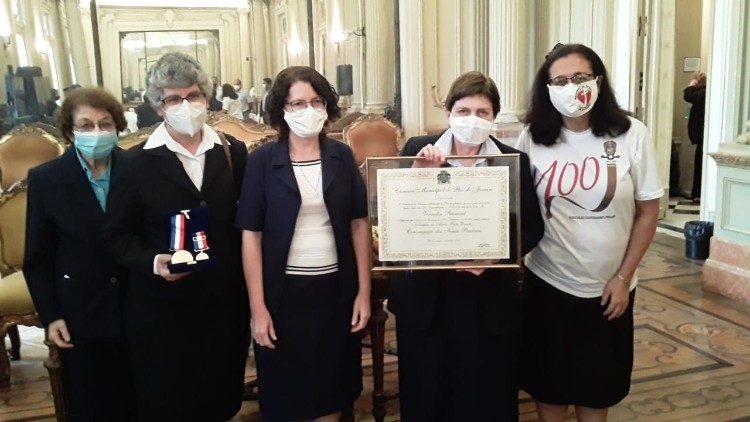 Irmãs Paulinas recebem a Medalha Pedro Ernesto 