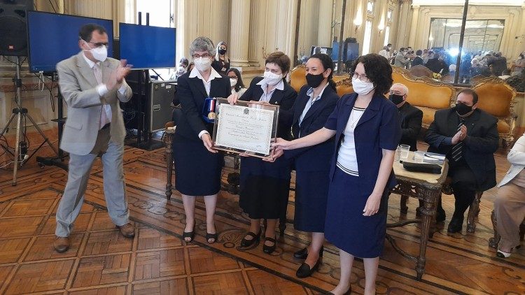 Irmãs Paulinas recebem a Medalha Pedro Ernesto 