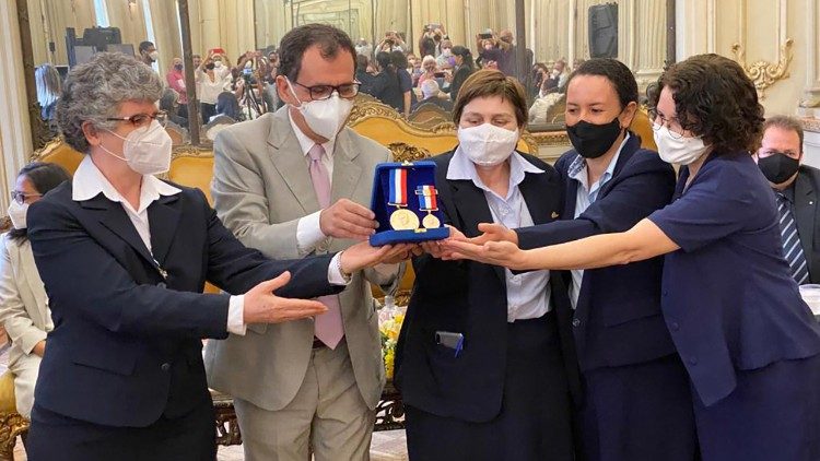 Irmãs Paulinas recebem a Medalha Pedro Ernesto