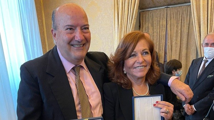 Philip Pullella e Valentina Alazraki, i due giornalisti ai quali il Papa ha conferito le insegne di Cavaliere e Dama di Gran Croce dell’Ordine Piano 