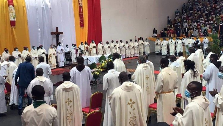 Tomada de posse de D. Luzizila Kiala, Arcebispo de Malanje (Angola)