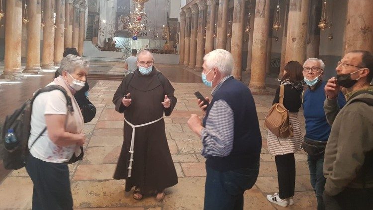 Immagine dall'interno della basilica della Natività