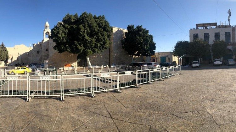 Belén, la plaza de la Natividad. A la derecha, el pórtico con la tienda de los hermanos Giacaman