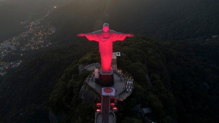 Le Christ Rédempteur à Rio de Janeiro, Brésil, illuminé pour le "Mercredi rouge". 