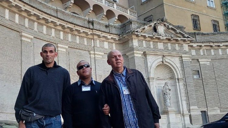 Tonio e os jovens da comunidade em visita ao Vaticano