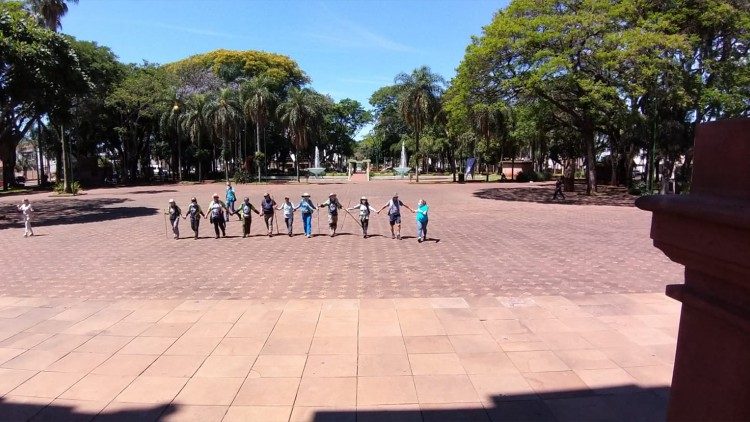 Ao final da caminhada, peregrinos chegam à Catedral de Santo Ângelo (Foto: José Roberto de Oliveira)