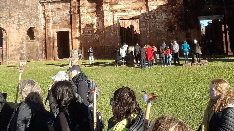 Caminhantes em frente à Igreja de São Miguel Arcanjo (Foto: José Roberto de Oliveira)
