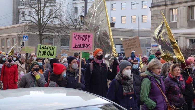 Varsavia, altre immagini della manifestazione di solidarietà con i profughi al confine con la Belarus