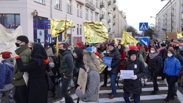 Varsavia, altre immagini della manifestazione di solidarietà con i profughi al confine con la Belarus