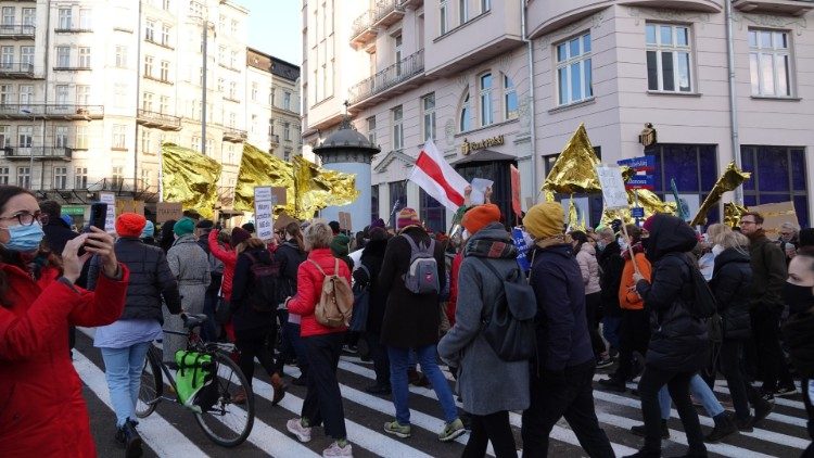 Varsavia, altre immagini della manifestazione di solidarietà con i profughi al confine con la Belarus