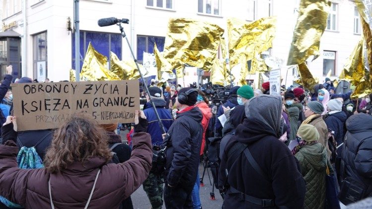 Varsavia, altre immagini della manifestazione di solidarietà con i profughi al confine con la Belarus