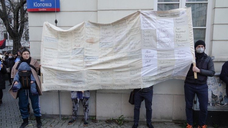 Varsavia, altre immagini della manifestazione di solidarietà con i profughi al confine con la Belarus