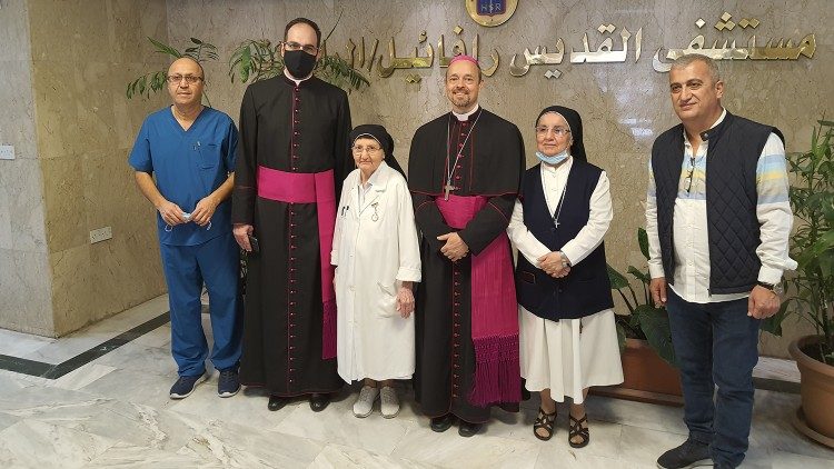 Autoridades religiosas y civiles del hospital Saint Raphael de Bagdad reciben la donación del Papa