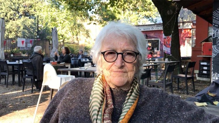 Maria Vittoria Sebastiani, alla fine di una delle lezioni di italiano per stranieri alla "Casetta rossa", nel rione romano della Garbatella