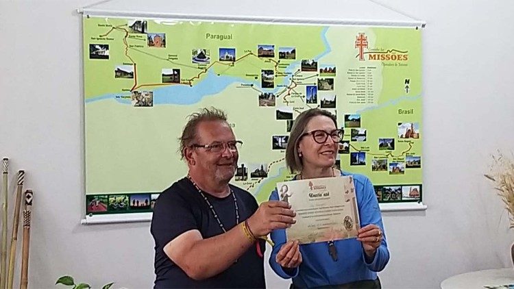 Peregrinos recebendo certificado de caminhada realizada (Foto: José Carlos de Oliveira)