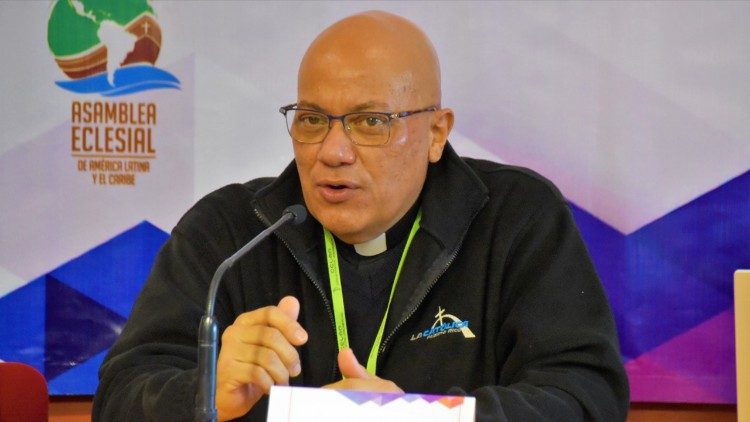 Assembleia Eclesial - padre Juan Luis Negrón 
