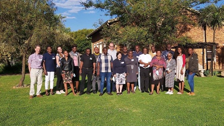 Participantes no seminário sobre a Pastoral para os Migrantes e Refugiados. A irmã Maria de Lourdes ao centro