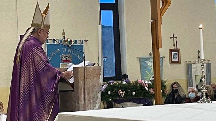 Monseñor Edgar Peña Parra, presidiendo la Misa en Teramo, Italia, recibiendo la reliquia del Beato venezolano José Gregorio.