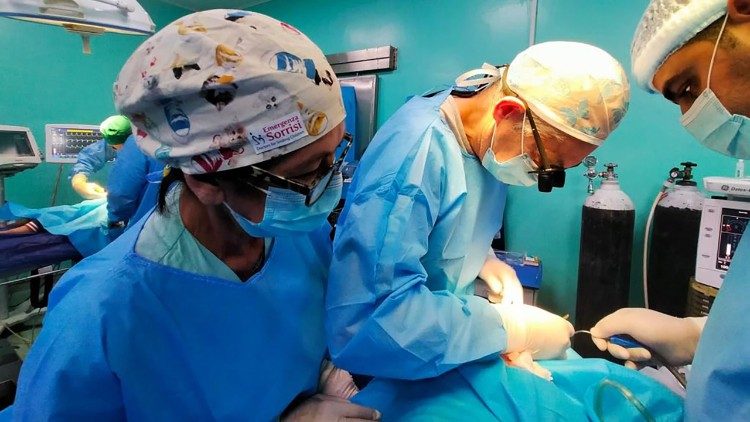 A equipe médica de “Emergenza Sorrisi” 