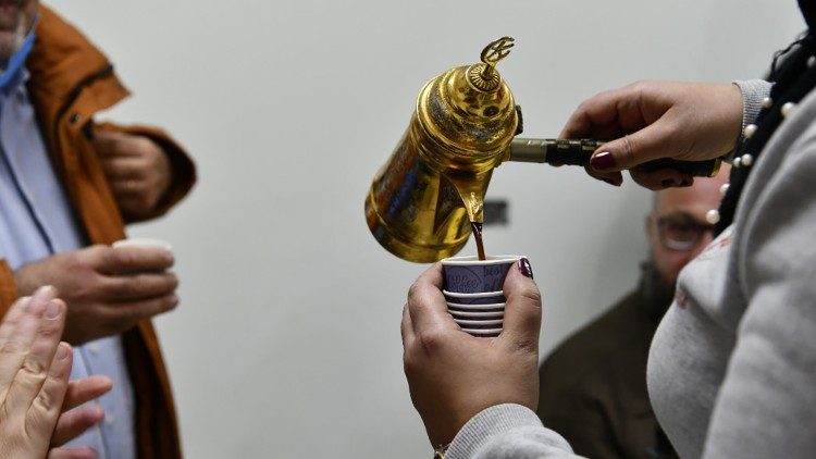 Le café ou le thé est toujours servi aux hôtes en signe de bienvenue