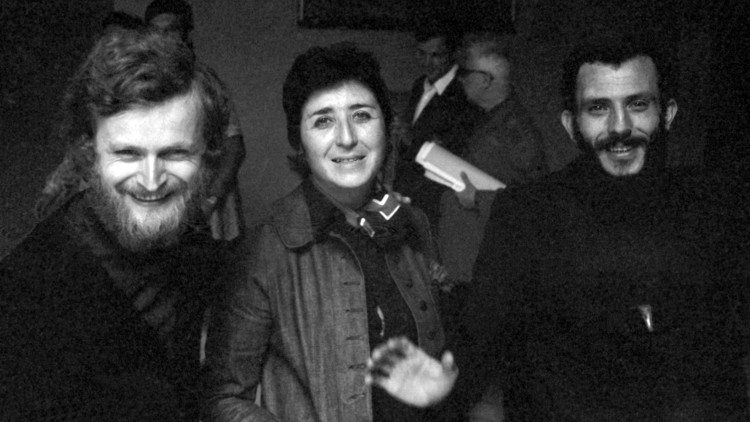 Kiko, Carmen, padre Mario